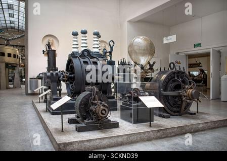 Munich, Allemagne - 14 septembre 2018 : un générateur triphasé von Siemens und Halske, 1893 au Musée allemand. Banque D'Images