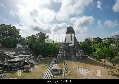 Flores, Guatemala - 12 juin 2025 : Temple du Grand Jaguar à Tikal, c'est les ruines d'une ancienne ville maya à Flores, Peten, Guatemala Banque D'Images