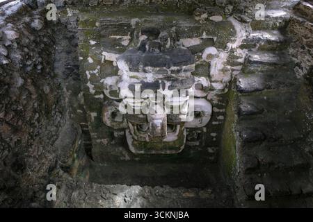 Flores, Guatemala - 12 juin 2025 : Tikal est les ruines d'une ancienne ville maya à Flores, département de Peten, Guatemala. Banque D'Images