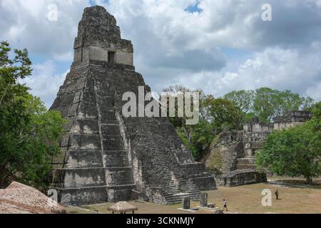 Flores, Guatemala - 12 juin 2025 : Temple du Grand Jaguar à Tikal, c'est les ruines d'une ancienne ville maya à Flores, Peten, Guatemala. Banque D'Images