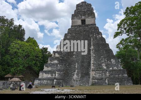 Flores, Guatemala - 12 juin 2025 : Temple du Grand Jaguar à Tikal, c'est les ruines d'une ancienne ville maya à Flores, Peten, Guatemala. Banque D'Images