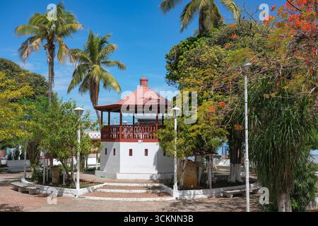 Flores, Guatemala - 14 juin 2025 : Parc Monseigneur Prospero Penados del Barrio sur l'île de Flores, situé dans le lac Peten Itza, Guatemala. Banque D'Images
