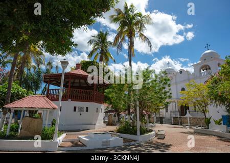 Flores, Guatemala - 14 juin 2025 : Parc Monseigneur Prospero Penados del Barrio sur l'île de Flores, situé dans le lac Peten Itza, Guatemala. Banque D'Images