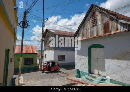 Flores, Guatemala - 14 juin 2025 : un taxi moto dans une rue de l'île de Flores, située dans le lac Peten Itza, Guatemala. Banque D'Images