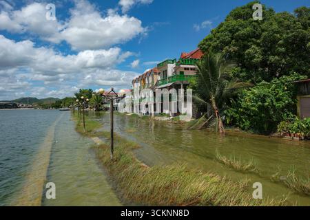 Flores, Guatemala - 14 juin 2025 : L'île de Flores est située dans le lac Peten Itza, Guatemala. Banque D'Images