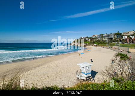 Une plage côtière pittoresque avec une tour de sauveteurs, un littoral de sable immaculé et un ciel bleu clair, Bronte Beach, Bronte, Sydney, Nouvelle-Galles du Sud Banque D'Images