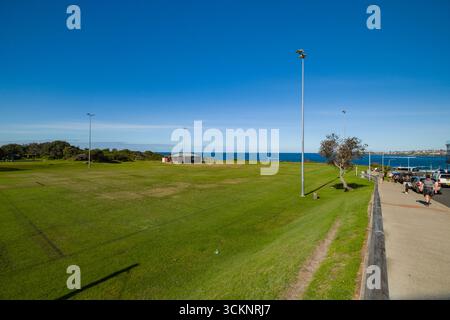 Un parc spacieux près de la côte, avec un champ herbeux, paysage urbain, et vue sur l'océan idéal pour les activités de loisirs, Clovelly, Sydney Banque D'Images