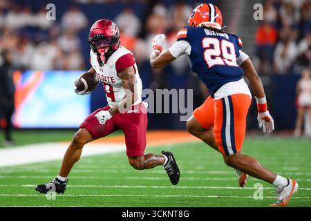 Syracuse, New York, États-Unis. 12 septembre 2025. Le récepteur large des Colgate Raiders Treyvhon Saunders (9) court avec le ballon après un catch alors que le défenseur de Syracuse Orange Berry Buxton III (29) défend en deuxième mi-temps le vendredi 12 septembre 2025 au JMA Wireless Dome à Syracuse, New York. Rich Barnes/CSM/Alamy Live News Banque D'Images