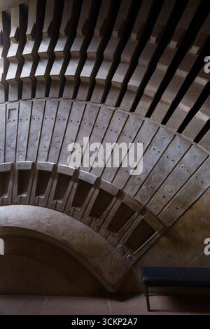 Une vue captivante de détails architecturaux mettant en valeur des motifs géométriques en pierre, mettant l'accent sur la symétrie et la texture, l'Opéra de Sydney, Sydney Banque D'Images