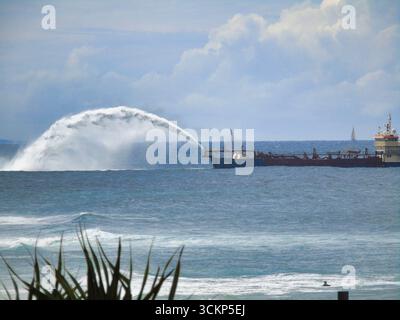 Surfers Paradise, Queensland, Australie 13th Sept., 2025 Un navire dragueur jaillit du sable aspiré plus loin vers la mer, pour remplacer le sable du bord de mer / plage emporté par le récent cyclone (gâchant les plages immaculées de Surfers Paradise Banque D'Images