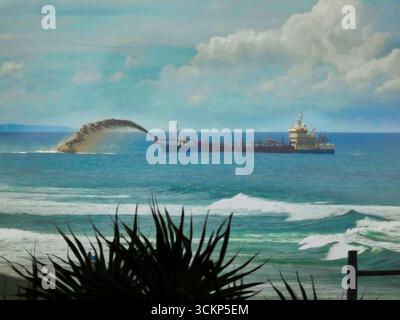 Surfers Paradise, Queensland, Australie 13th Sept., 2025 Un navire dragueur jaillit du sable aspiré plus loin vers la mer, pour remplacer le sable du bord de mer / plage emporté par le récent cyclone (gâchant les plages immaculées de Surfers Paradise Banque D'Images