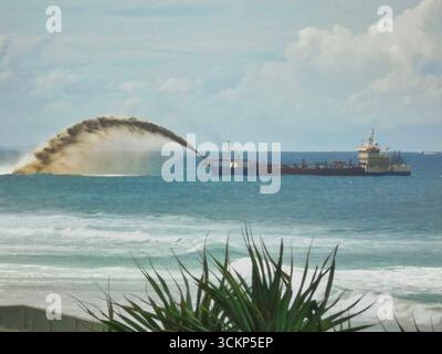 Surfers Paradise, Queensland, Australie 13th Sept., 2025 Un navire dragueur jaillit du sable aspiré plus loin vers la mer, pour remplacer le sable du bord de mer / plage emporté par le récent cyclone (gâchant les plages immaculées de Surfers Paradise Banque D'Images
