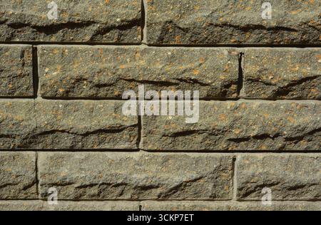 Fragment d'un mur extérieur de maison à partir d'une pierre ébréchée Banque D'Images