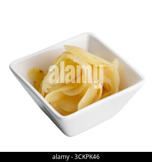 Gingembre mariné dans un bol blanc, isolé sur un fond blanc propre. Sushi gingembre frais et épicé, un condiment japonais populaire. Banque D'Images