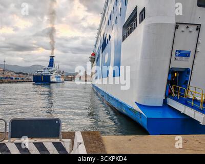 Gênes, Italie - 13 septembre 2025 : le ferry Moby Wonder est amarré dans le port de Gênes. Le navire passager et RoRo de la compagnie maritime MOBY se distingue par ses peintures de dessins animés colorés et relie les villes portuaires italiennes de la Méditerranée *** Die Autofähre Moby Wonder liegt im Hafen von Genua. DAS Passagier- und RoRo-Schiff der Reederei Moby fällt durch bunte Cartoon-Bemalungen auf und verbindet italienische Hafenstädte im Mittelmeer Banque D'Images