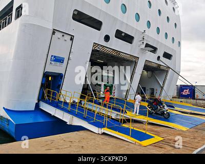 Gênes, Italie - 13 septembre 2025 : touristes, voitures et camions quittent le ferry Moby Wonder dans le port de Gênes. Le navire RoRo exploité par la compagnie maritime MOBY transporte passagers et véhicules sur les routes méditerranéennes *** Touristen, Autos und Lkws verlassen die Autofähre Moby Wonder im Hafen von Genua. DAS RoRo-Schiff der Reederei Moby dient dem Passagier- und Fahrzeugtransport auf Mittelmeer-Routen Banque D'Images