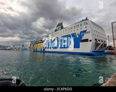 Gênes, Italie - 13 septembre 2025 : le ferry Moby Wonder est amarré dans le port de Gênes. Le navire passager et RoRo de la compagnie maritime MOBY se distingue par ses peintures de dessins animés colorés et relie les villes portuaires italiennes de la Méditerranée *** Die Autofähre Moby Wonder liegt im Hafen von Genua. DAS Passagier- und RoRo-Schiff der Reederei Moby fällt durch bunte Cartoon-Bemalungen auf und verbindet italienische Hafenstädte im Mittelmeer Banque D'Images