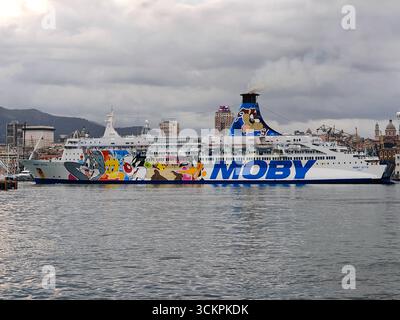 Gênes, Italie - 13 septembre 2025 : le ferry Moby Otta est amarré dans le port de Gênes. Le navire à passagers de la compagnie maritime Moby relie les villes portuaires italiennes avec des liaisons par ferry à travers la Méditerranée et est utilisé pour le transport maritime *** Die Fähre Moby Otta liegt im Hafen von Genua. DAS Passagierschiff der Reederei Moby verbindet italienische Hafenstädte mit Fährverbindungen über das Mittelmeer und dient dem maritimen transport Banque D'Images