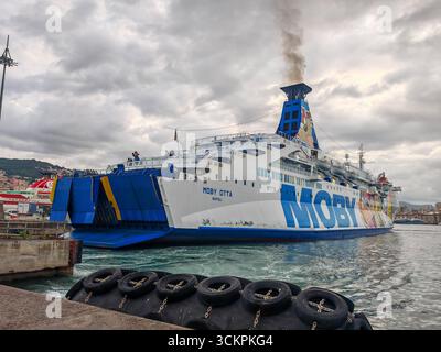 Gênes, Italie - 13 septembre 2025 : le ferry Moby Otta est amarré dans le port de Gênes. Le navire à passagers de la compagnie maritime Moby relie les villes portuaires italiennes avec des liaisons par ferry à travers la Méditerranée et est utilisé pour le transport maritime *** Die Fähre Moby Otta liegt im Hafen von Genua. DAS Passagierschiff der Reederei Moby verbindet italienische Hafenstädte mit Fährverbindungen über das Mittelmeer und dient dem maritimen transport Banque D'Images