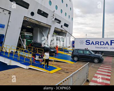 Gênes, Italie - 13 septembre 2025 : touristes, voitures et camions quittent le ferry Moby Wonder dans le port de Gênes. Le navire RoRo exploité par la compagnie maritime MOBY transporte passagers et véhicules sur les routes méditerranéennes *** Touristen, Autos und Lkws verlassen die Autofähre Moby Wonder im Hafen von Genua. DAS RoRo-Schiff der Reederei Moby dient dem Passagier- und Fahrzeugtransport auf Mittelmeer-Routen Banque D'Images
