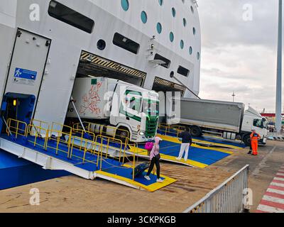 Gênes, Italie - 13 septembre 2025 : touristes, voitures et camions quittent le ferry Moby Wonder dans le port de Gênes. Le navire RoRo exploité par la compagnie maritime MOBY transporte passagers et véhicules sur les routes méditerranéennes *** Touristen, Autos und Lkws verlassen die Autofähre Moby Wonder im Hafen von Genua. DAS RoRo-Schiff der Reederei Moby dient dem Passagier- und Fahrzeugtransport auf Mittelmeer-Routen Banque D'Images