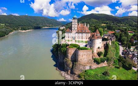 Tourisme et monuments de basse-Autriche. Schonbuhel Aggsbach, Château de Schonbuhe dans la vallée de la Wachau, croisière sur le Danube. vue panoramique sur drone aérien Banque D'Images