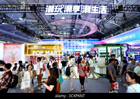 Pékin, Chine. 13 septembre 2025. Les gens visitent le stand du quartier Chaoyang de Pékin dans la zone d'exposition thématique du Service culturel et touristique de la Foire internationale du commerce des services de Chine 2025 (CIFTIS) au parc Shougang à Pékin, capitale de la Chine, le 13 septembre 2025. Le CIFTIS 2025 est ouvert au grand public du 13 au 14 septembre. Les visiteurs sur réservation peuvent accéder gratuitement à la foire. Crédit : Chen Yehua/Xinhua/Alamy Live News Banque D'Images