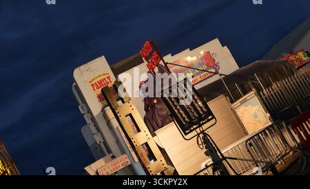 Ensemble de films. Le nouveau champ de foire de Brighton converti en champ de foire de Gotham City pour le tournage de scènes nocturnes de Clayface, 2025, un film de Warner Bros. Banque D'Images