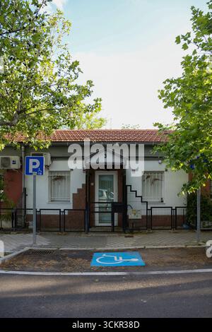 Dans la ville de Madrid, en Espagne, un jour d’été, nous avons remarqué un espace réservé aux véhicules en panne dans une rue d’un quartier ouvrier. Banque D'Images