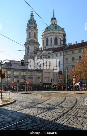 Église Saint-Nicolas, église catholique romaine baroque dans le district de Mala Strana à Prague, République tchèque, le 4 février 2025 Banque D'Images