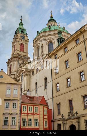 Église Saint-Nicolas, église catholique romaine baroque dans le district de Mala Strana à Prague, République tchèque, le 13 juillet 2024 Banque D'Images