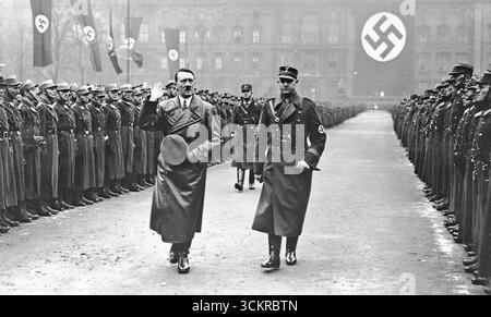 ADOLF HITLER (1889-1945) chef nazi donnant le salut vers 1941 Banque D'Images