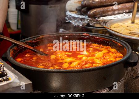 Tteokbokki, un gâteau de riz moelleux dans une sauce épicée et sucrée à base de gochujang sur le marché de Gwangjang à Séoul, Corée du Sud. C'est un famou de marché local Banque D'Images