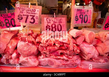 Mexico, Mexique ; 1er novembre 2025 : stands vendant de la viande fraîche au marché Mercado de la Merced à Mexico. Banque D'Images