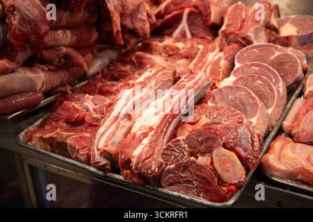 Mexico, Mexique ; 1er novembre 2025 : stands vendant de la viande fraîche au marché Mercado de la Merced à Mexico. Banque D'Images