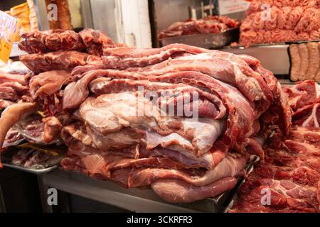 Mexico, Mexique ; 1er novembre 2025 : stands vendant de la viande fraîche au marché Mercado de la Merced à Mexico. Banque D'Images