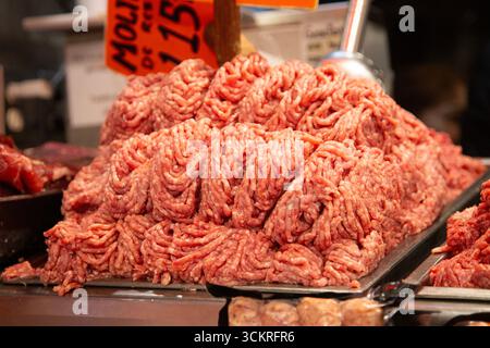 Mexico, Mexique ; 1er novembre 2025 : stands vendant de la viande fraîche au marché Mercado de la Merced à Mexico. Banque D'Images