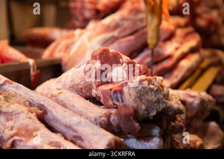 Mexico, Mexique ; 1er novembre 2025 : stands vendant de la viande fraîche au marché Mercado de la Merced à Mexico. Banque D'Images