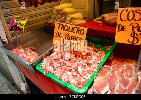 Étals de boucherie vendant de la viande préparée pour faire des tacos au marché San Juan à Mexico. Banque D'Images