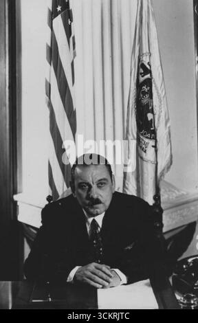 Portrait officiel du gouverneur portoricain Luis Muñoz Marín en 1950 (recadré). Banque D'Images