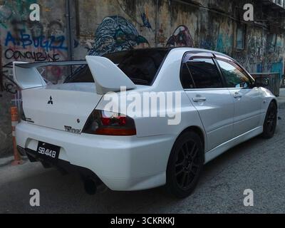 Blanc Mitsubishi Evo 9 dans une rue urbaine Banque D'Images