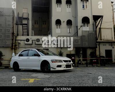 Blanc Mitsubishi Evo 9 dans une rue urbaine Banque D'Images