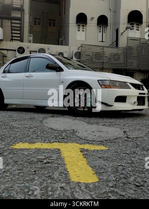 Blanc Mitsubishi Evo 9 dans une rue urbaine Banque D'Images