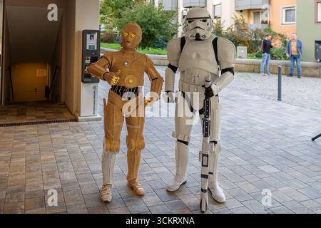 Noris Force Con 2025 in der, Stadthalle Fürth, 13.09.2025 Zwei als Star-Wars-Figuren verkleidete Personen posieren im Außenbereich der Stadthalle Fürth während der Noris Force Con 2025. Zu sehen sind detailreiche, mit Kristallen besetzte Ganzkörperkostüme der Figuren C-3PO, ein humanoider Protokolldroide, und ein Stormtrooper, ein Imperialer Sturmtruppler. Beide Cosplayer stehen frontal zur Kamera. Fürth Altstadt Bayern Deutschland *** Noris Force Con 2025 au Stadthalle Fürth, 13 09 2025 deux personnes déguisées en personnages de Star Wars posent dans l'espace extérieur du Stadthalle Fürth pendant Banque D'Images