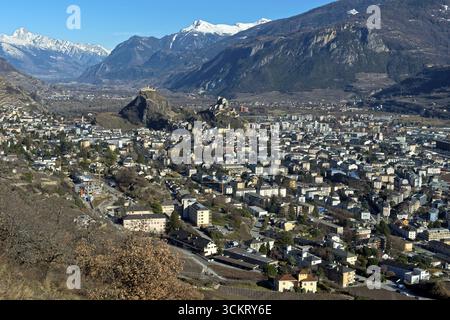 La ville de Sion dans la vallée du Rhône avec les deux châteaux Tourbillon, à gauche, et Valère, à droite, Sion, Valais, Suisse Banque D'Images