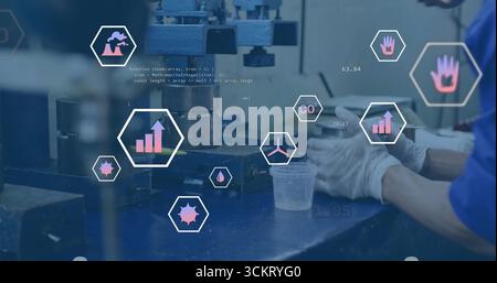 Technicien d'exploitation manipulant des échantillons métalliques, gobelet en plastique dans le laboratoire, avec presse et superpositions de données Banque D'Images