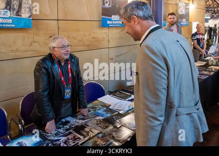 Noris Force Con 2025 in der, Stadthalle Fürth, 13.09.2025 Ministerpräsident Markus Söder im Gespräch mit Ron Hone, einem der Requisitentechniker der originalen Star Wars-filme. Hone arbeitete u.a. an den Kulissen und Modellen von A New Hope. für echte fans ein lebendiges Stück Filmgeschichte Fürth Altstadt Bayern Deutschland *** Noris Force Con 2025 dans le, Stadthalle Fürth, 13 09 2025 le ministre président Markus Söder en conversation avec Ron Hone, l'un des techniciens des films Star Wars originaux Hone a travaillé sur les décors et les modèles d'Un nouvel espoir, entre autres Une pièce vivante de F. Banque D'Images