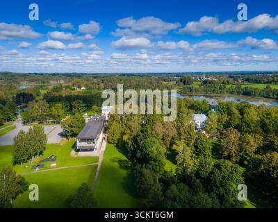 Puhajarve SPA et Resort de vacances à Otepaa, Estonie. Vue aérienne par drone du monument estonien Banque D'Images