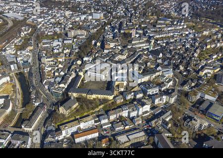 Vue aérienne, vue sur le centre-ville avec campus de l'Université de Siegen - Château inférieur, Galeria grands magasins, evang. Nikolaikirche et la mairie de Siegen, Banque D'Images