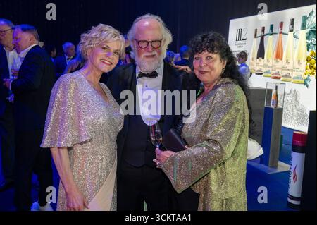Preisverleihung Goldene Henne 2025 12.09.2025 Leipzig, Messe-Allee 1 Leipziger Messe Im Foto : Anne Kasprik, Schauspielerin, Oren Schmuckler, Regisseur, und Heike Köfer, Sängerin am Freitagabend findet die Verleihung der Goldenen Henne 2025, gemeinsam veranstaltet von Superillu und MDR-Fernsehen, éleveur à Leipzig. Deutschlands größter Publikumspreis feiert in diesem Jahr 35 Jahre Deutsche Einheit und 30 Jahre GOLDENE HENNE. Dazu eingeladen sind zahlreiche regionale, nationale und internationale Stars. Die Preisverleihung findet in der Messe Leipzig statt. Leipzig Messe Leipzig Sachsen de Banque D'Images